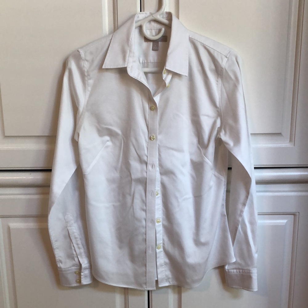 Banana Republic Button Down Shirt in White, Size 6.